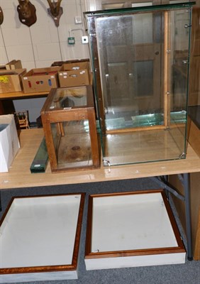 Lot 1122 - Five display cabinets