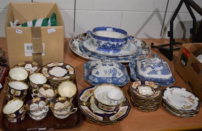 Lot 1134 - A group of miscellaneous ceramics including floral plated gilt highlighted tea wares, blue and...