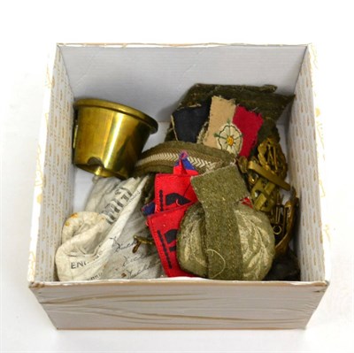 Lot 137 - A group of military buttons and badges