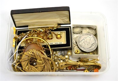 Lot 148 - A 9ct gold four piece dress stud set, a 9ct gold brooch, an 18ct gold signet ring, a garnet ring, a