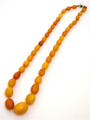 Lot 183 - An amber bead necklace, 35g