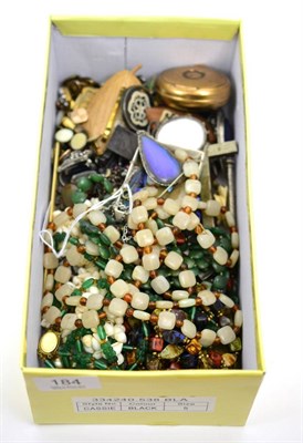 Lot 184 - An enamel butterfly brooch, a tennis racket brooch, an agate bracelet (a.f.) and costume jewellery