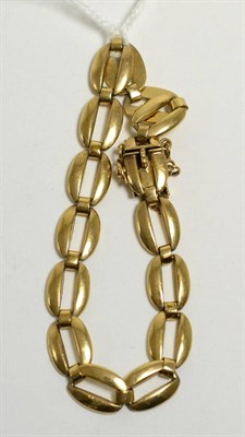 Lot 262 - A 9ct gold bracelet
