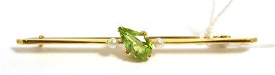 Lot 269 - A 15ct gold peridot and pearl brooch