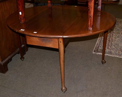 Lot 618 - A gateleg dining table