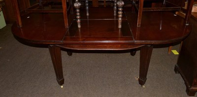 Lot 628 - An extending dining table