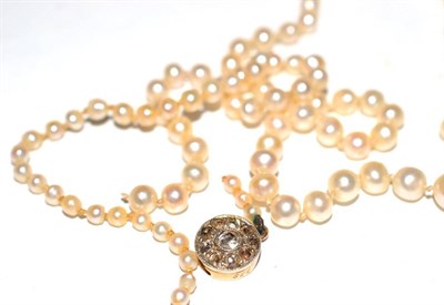 Lot 66 - A pearl necklace with a diamond cluster clasp (a.f.)