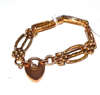 Lot 104 - A 9ct gold gate bracelet