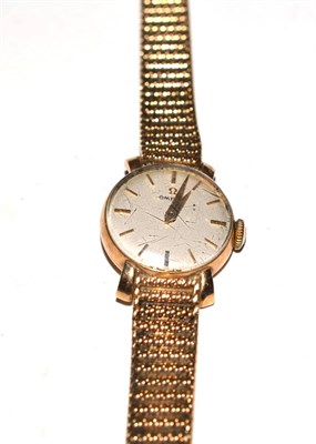 Lot 105 - A lady's 9ct gold wristwatch