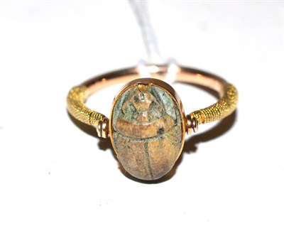 Lot 239 - A scarab ring