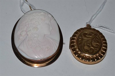 Lot 254 - A cameo brooch and a 9ct gold locket (2)