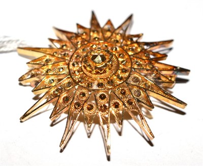 Lot 259 - A filigree starburst brooch/pendant