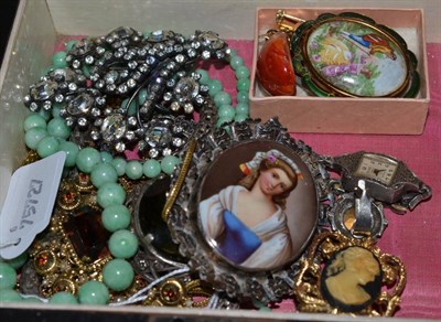 Lot 267 - Box of assorted costume jewellery