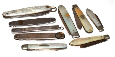 Lot 275 - Five silver bladed and mother-of-pearl handled folding fruit knives, a silver handled folding fruit