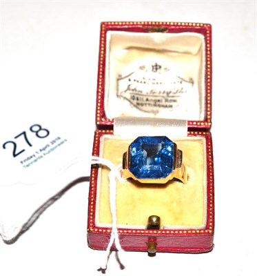 Lot 278 - A synthetic blue spinel set ring, stamped '18CT'