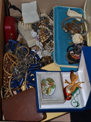 Lot 325 - A large quantity of costume jewellery