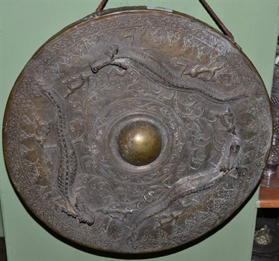 Lot 351 - A 19th century gong decorated with trailing dragons