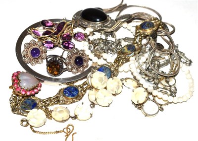 Lot 382 - Small quantity of costume jewellery