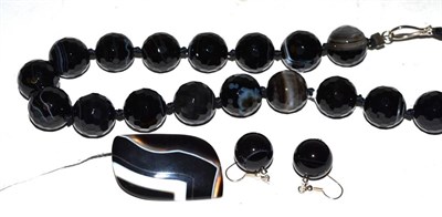 Lot 535 - A faceted banded agate necklace, brooch and pair of earrings