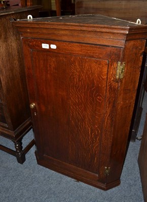 Lot 1095 - An 18th century oak corner cupboard