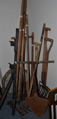 Lot 1119 - A quantity of garden tools