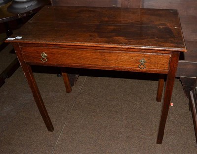 Lot 1299 - A Georgian oak single drawer side table