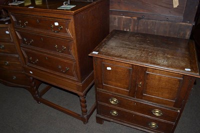 Lot 1350 - An oak bedside cabinet together with an oak three height chest on stand