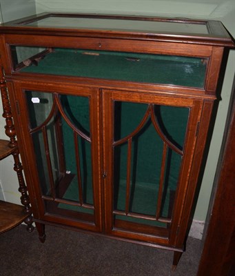 Lot 1371 - An Edwardian mahogany display cabinet with bijouterie top