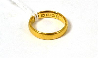 Lot 110 - A 22ct gold band ring