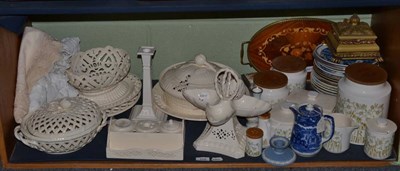 Lot 105 - A quantity of modern Royal creamware ceramics and Hornsea Fleur ceramic kitchen wares etc