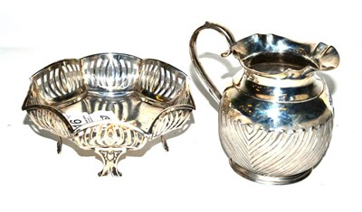 Lot 116 - An Elizabeth II silver cream jug together with a footed and pierced dish, stamped silver