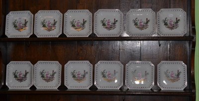 Lot 293 - A set of twelve chinoiserie dessert plates