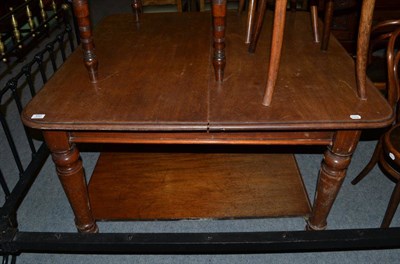 Lot 452 - A Victorian mahogany extending dining table, with one extra leaf