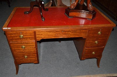 Lot 457 - A 20th century mahogany pedestal desk