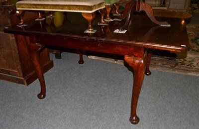 Lot 467 - An early 20th century mahogany extending dining table in Victorian style