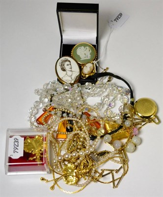 Lot 2 - A quantity of jewellery including a cameo brooch, a Wedgwood brooch, simulated pearls, a...