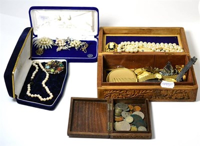 Lot 19 - A group of costume jewellery including a multi stone set Miracle Scottish brooch, faux pearls,...