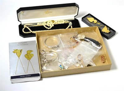 Lot 20 - A small quantity of jewellery including a 9ct gold Scottish brooch, a bar brooch, assorted...