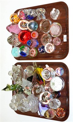 Lot 89 - A collection of paperweights