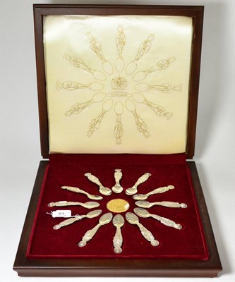 Lot 91 - Twelve silver apostle spoons with St Paul's Cathedral medallion, in fitted case