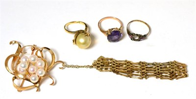 Lot 190 - A small group of gold including 9ct gate link bracelet, brooch stamped 14K and three gem set rings