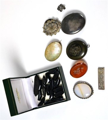 Lot 300 - An Indian locket and assorted jewellery