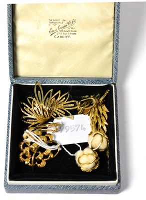 Lot 360 - Two 9ct gold brooches, a leaf spray brooch and two pairs of earrings