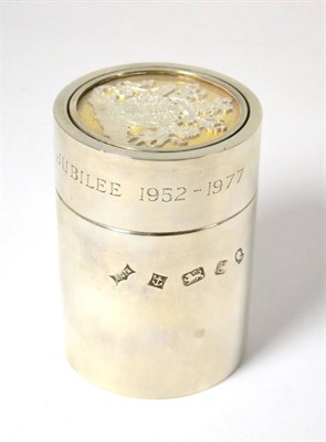 Lot 470 - A cylindrical silver box commemorating the Queen's Silver Jubilee, S J Rose & Son, Birmingham 1977