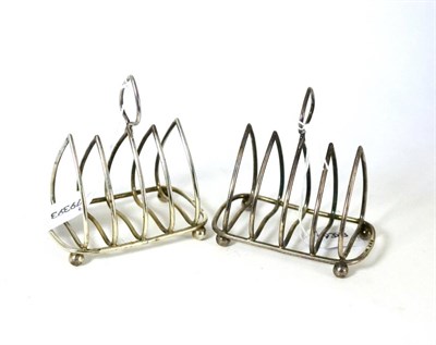 Lot 497 - A pair of silver toast racks