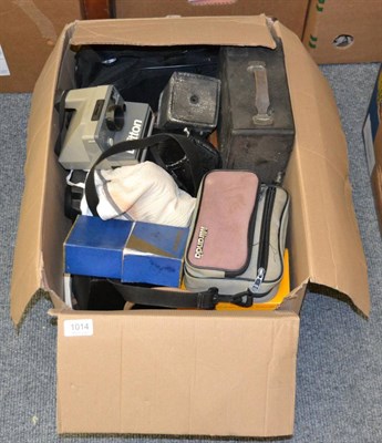 Lot 1014 - A box of assorted cameras