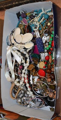 Lot 1086 - A quantity of costume jewellery