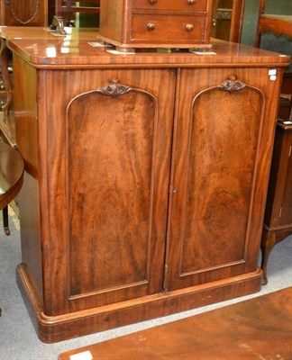 Lot 1203 - A Victorian mahogany dwarf linen press