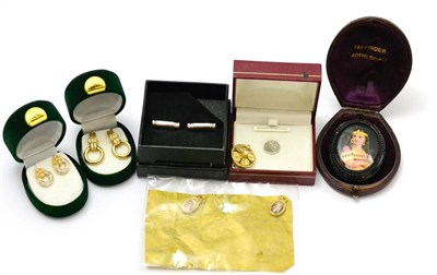 Lot 59 - A small group of jewellery including a Victorian mourning brooch, a pair of 9ct gold earrings...