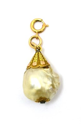 Lot 66 - A yellow metal mounted pearl pendant